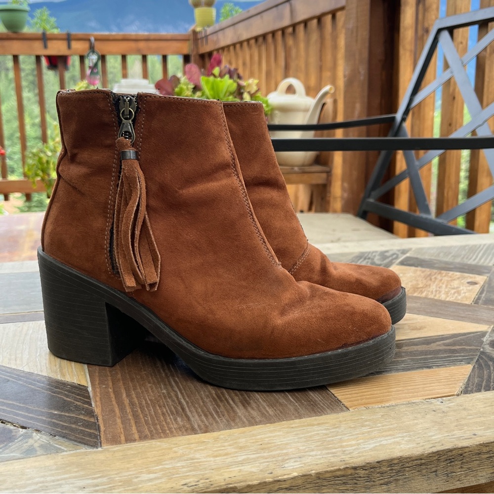 Topshop Suede Chestnut Ankle Boots with tassles  – Size 9.5 (Style 42B15JTAN)